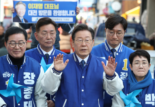 이재명 더불어민주당 대표가 14일 대전 중구 으능정이 거리에서 기자회견을 하고 있다. 연합뉴스
