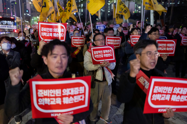 14일 서울 용산구 전쟁기념관 앞에서 서울시의사회 주최로 열린 제3차 의대정원증원 필수의료패키지 저지를 위한 궐기대회에서 참석자들이 관련 구호를 외치고 있다. 연합뉴스