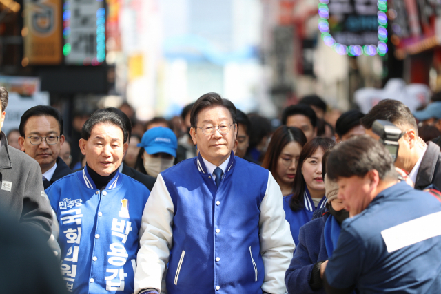 이재명 더불어민주당 대표가 14일 오전 대전 중구 으능정이거리를 방문해 시민들과 인사를 나누고 있다. 연합뉴스