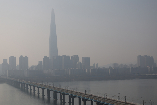 14일 오전 서울 송파구 롯데월드타워가 뿌옇게 보이고 있다. 이날 수도권 지역 초미세먼지 농도는 ‘나쁨' 수준을 기록했다. 연합뉴스