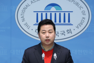 장예찬 국민의힘 전 최고위원이 1월 9일 국회에서 기자회견을 열어 총선 출마를 선언하고 있다. 연합뉴스