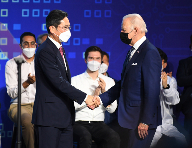 조 바이든(오른쪽) 미국 대통령이 지난 2022년 삼성전자 평택캠퍼스를 방문해 이재용 삼성전자 회장과 악수하고 있다. 연합뉴스