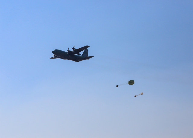 C-130H 수송기가 공중에서 화물을 투하해 아군 작전에 필요한 물자와 장비를 보급하고 있다. 사진 제공=육군