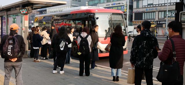 15일 오전 4시 30분께 서울 지하철 3호선 경기 고양 원당역에서 원흥역 구간에서 단전이 발생한 가운데 대화역 버스 승강장에서 시민들이 버스를 기다리고 있다. 연합뉴스