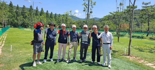 단성파크골프클럽에서 경기를 즐긴 뒤 기념촬영 중인 동호인들. 단성파크골프클럽 제공