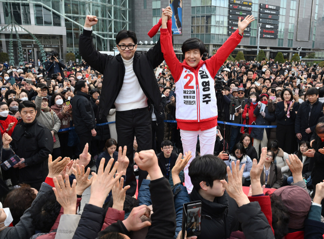 <완벽한 팀>한동훈 국민의힘 비상대책위원장이 12일 서울 영등포구 타임스퀘어를 방문해 시민들에게 김영주 영등포갑 후보의 지지를 호소하고 있다. 김 후보는 컷오프에 반발하며 민주당을 탈당해 국민의힘으로 당적을 옮겨 영등포갑 공천을 받았다. 오승현 기자 2024.03.12