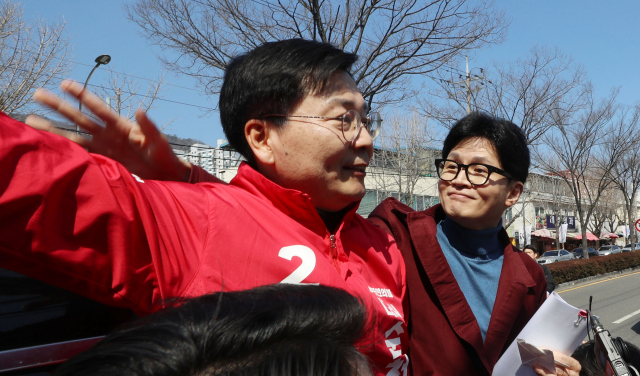 <전라도로 향한 국힘>한동훈 국민의힘 비상대책위원장이 15일 김형석 후보와 전남 순천시 웃장을 방문해 시민들에게 인사하고 있다. 연합뉴스