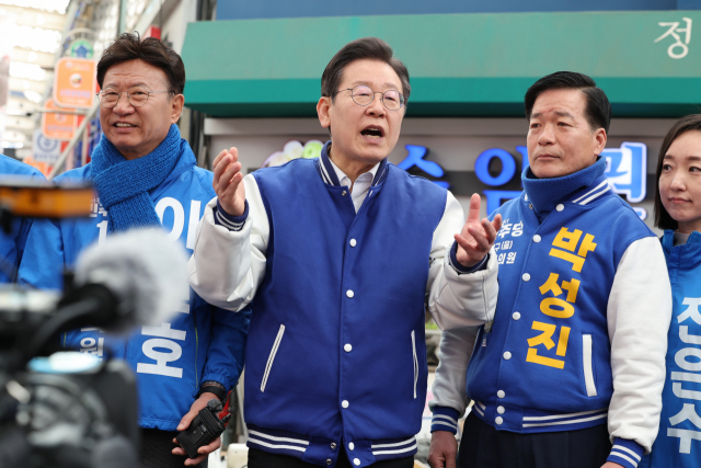 15일 오전 울산 남구 수암시장을 방문한 이재명 더불어민주당 대표가 발언하고 있다. 연합뉴스