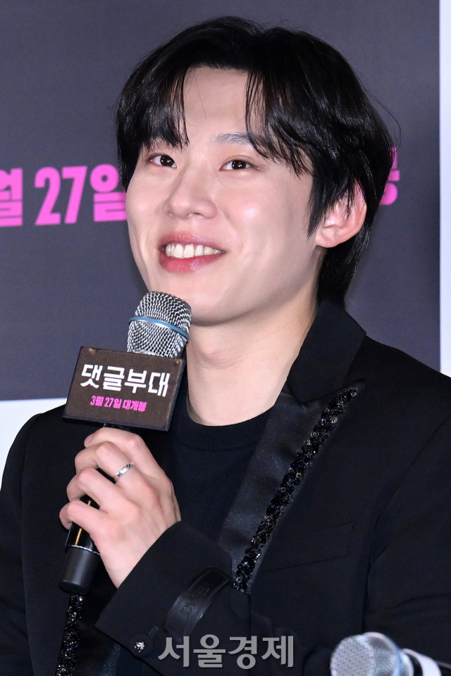 배우 김성철이 15일 오후 서울 용산구 CGV 용산아이파크몰에서 진행된 영화 ‘댓글부대’(감독 안국진) 언론배급시사회 및 기자간담회에서 소감을 말하고 있다. 김규빈 기자