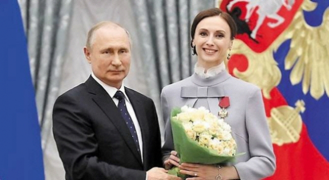블라디미르 푸틴(왼쪽) 대통령과 러시아의 스타 발레리나 스베틀라나 자하로바 자하로바. 타스 연합뉴스