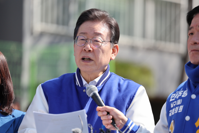 15일 오전 울산 남구 수암시장을 방문한 이재명 더불어민주당 대표가 현장 기자회견에서 발언하고 있다. 연합뉴스