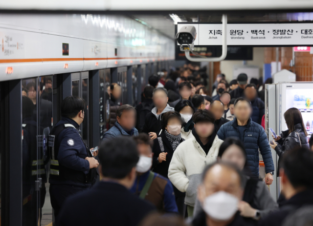 15일 서울 지하철 3호선 상행선 대화행 열차를 탄 승객들이 구파발역에서 내리고 있다. 연합뉴스