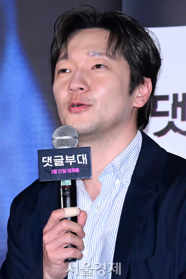 배우 손석구가 15일 오후 서울 용산구 CGV 용산아이파크몰에서 진행된 영화 ‘댓글부대’(감독 안국진) 언론배급시사회 및 기자간담회에서 소감을 말하고 있다. 김규빈 기자