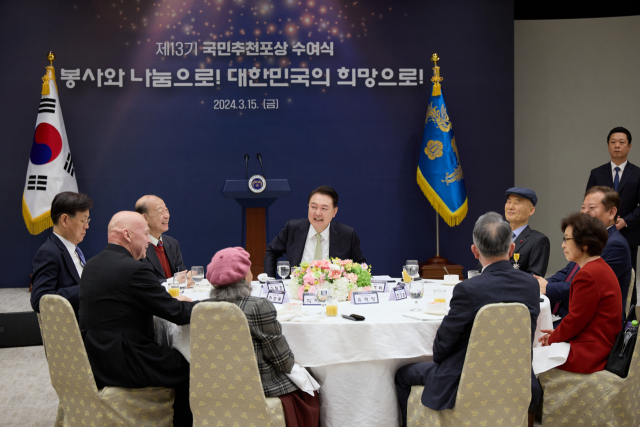 윤석열 대통령이 15일 서울 용산 대통령실 청사에서 열린 제13기 국민추천포상 수여식 뒤 오찬 자리를 갖고 이날 국민훈장, 포장, 대통령 표창을 받은 참석자들과 대화하고 있다. 연합뉴스