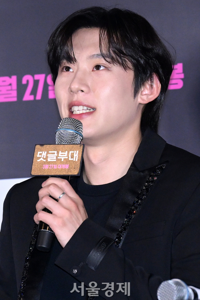 배우 김성철이 15일 오후 서울 용산구 CGV 용산아이파크몰에서 진행된 영화 ‘댓글부대’(감독 안국진) 언론배급시사회 및 기자간담회에서 소감을 말하고 있다. 김규빈 기자