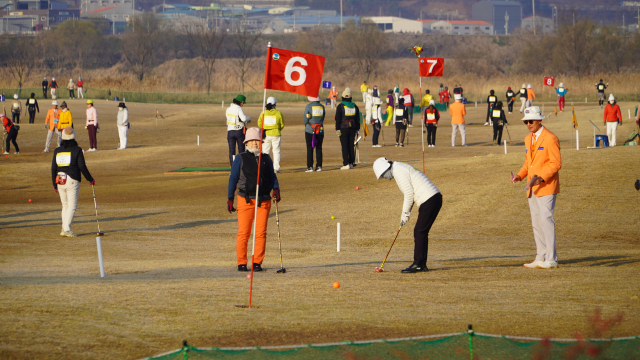 15일 대통령기 전국파크골프대회가 열리는 대구 달성군 논공 위천파크골프장을 찾은 선수들이 경기를 진행하고 있다. 정예지 기자