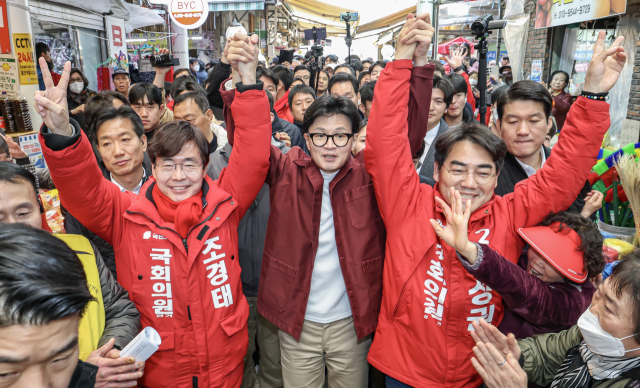 국민의힘 한동훈 비상대책위원장이 14일 오후 부산 사하구 괴정골목시장을 찾아 이성권·조경태 후보 지지를 호소하고 있다. 연합뉴스