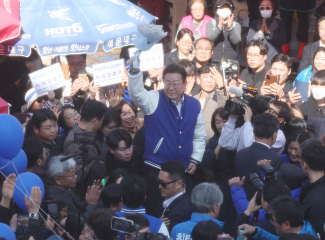 더불어민주당 이재명 대표가 15일 오후 부산 기장군 기장시장을 찾아 기자회견을 열고 지지를 호소하고 있다. 연합뉴스