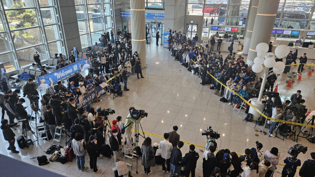 인천국제공항에 몰린 오타니의 팬들. 채민석 기자