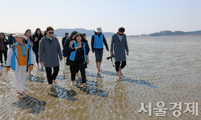 장미란 문화체육관광부 제2차관이 15일 태안 신두리 해수욕장에서 관광객들과 함께 맨발 걷기(어씽)을 체험하고 있다. 사진 제공=문체부