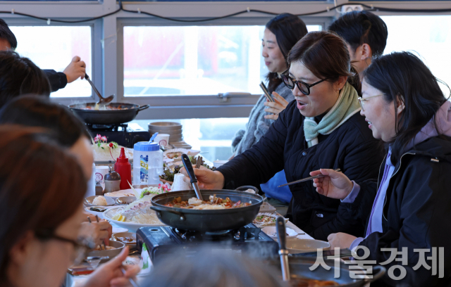 장미란 문화체육관광부 제2차관이 15일 태안 만리포 해수욕장 인근 식당에서 향토 음식을 맛보고 있다. 사진 제공=문체부