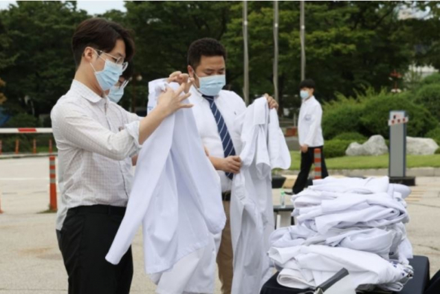 '한국에서 가운 벗겠다'…해외로 나가겠다는 젊은 의사들 무려