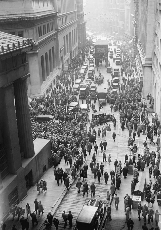 1929년 미국 대공황 발발 당시 뉴욕 증권거래소 인근에 인파가 모여 있다. ssa.gov