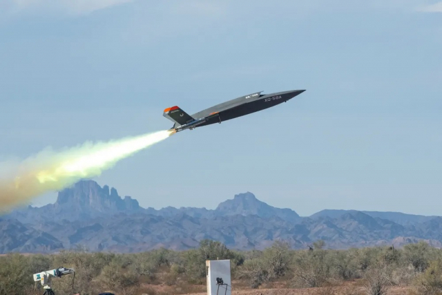 미 공군이 개발 중인 인공지능(AI) 무인전투기 ‘XQ-58A’ 발키리가 활주로를 치고 나가면 비행을 시작하는 모습. 사진=나무위키 캡처