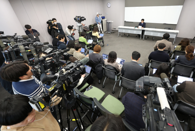 방재승 서울의대 교수협의회 비상대책위원장이 16일 오전 서울 종로구 광화문광장 인근 컨퍼런스룸에서 열린 집단사직 결의 관련 기자회견에서 발언하고 있다. 연합뉴스