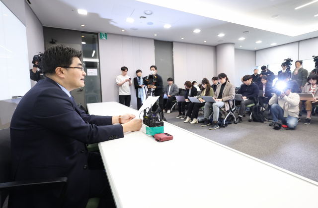 방재승 서울의대 교수협의회 비상대책위원장이 16일 오전 서울 종로구 광화문광장 인근 컨퍼런스룸에서 열린 집단사직 결의 관련 기자회견에서 발언하고 있다. 연합뉴스