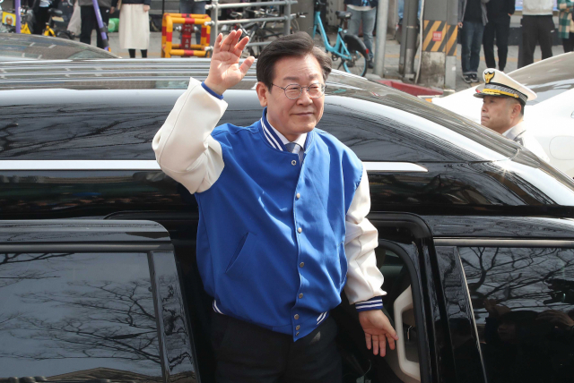 이재명 더불어민주당 대표가 16일 경기 용인시 수지구청 인근에서 시민들에게 인사하고 있다. 연합뉴스