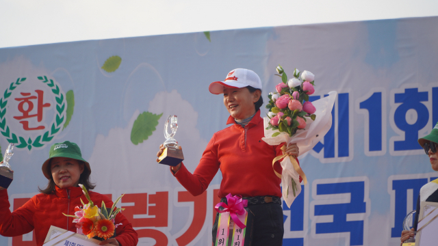 개인일반(여) 부문에서 1등을 차지한 박순희 선수(가운데). 정예지 기자