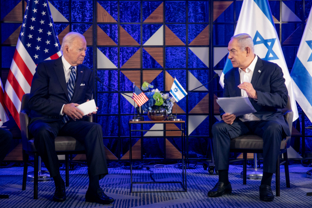 팔레스타인 가자지구 공격을 둘러싸고 미국과 이스라엘 간 이견이 점점 불거지고 있다. 사진은 조 바이든(왼쪽) 미국 대통령과 베냐민 네타냐후 이스라엘 총리가 지난해 10월 이스라엘 텔아비브에서 정상회담을 진행했을 때의 모습. UPI연합뉴스