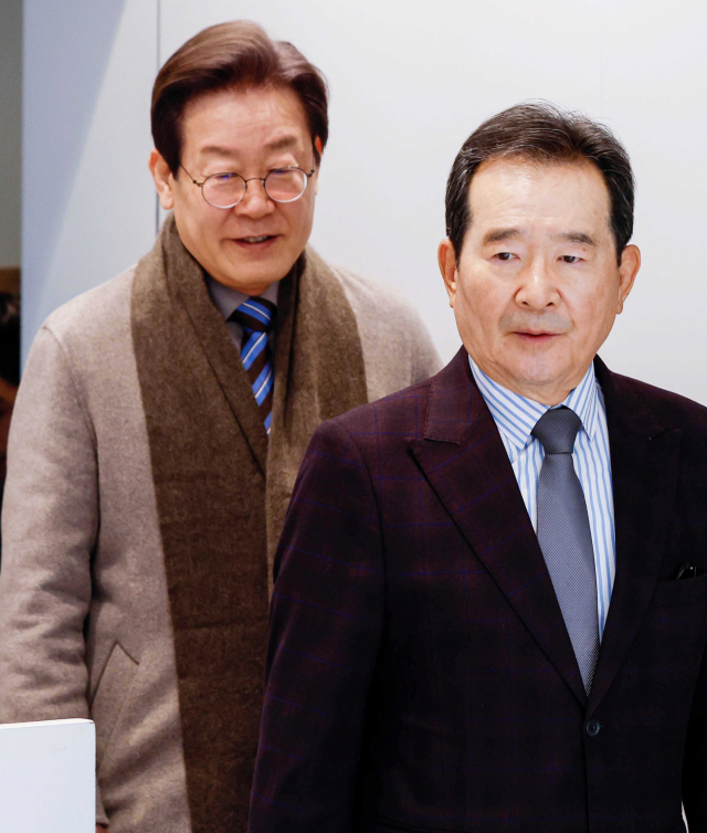 이재명(왼쪽) 더불어민주당 대표와 정세균 전 국무총리. 오승현 기자