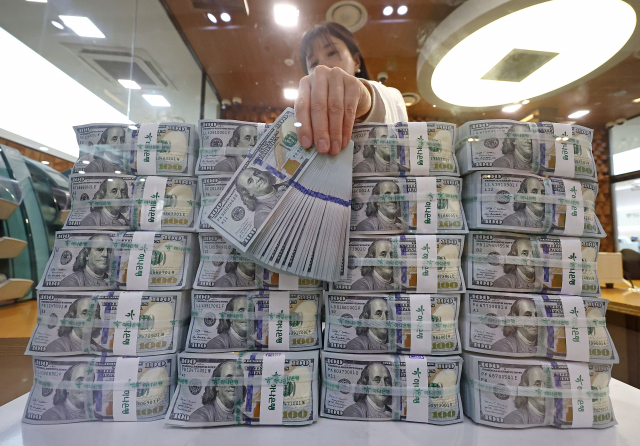 한 은행 직원이 6일 오전 서울 중구 을지로 하나은행 본점 위변조대응센터에서 달러화를 정리하고 있다. 연합뉴스