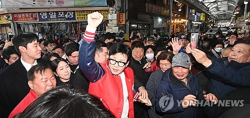 국민의힘 한동훈 비상대책위원장이 지난 16일 경기도 오산시 오산오색시장에서 시민들에게 인사하고 있다. 연합뉴스