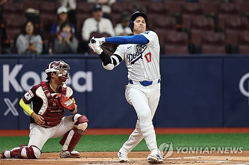 17일 서울 고척스카이돔에서 미국프로야구(MLB) 공식 개막시리즈를 앞두고 열린 로스앤젤레스(LA) 다저스 대 키움 히어로즈 연습 경기. LA 다저스 오타니 쇼헤이가 1회초 1사 상황에서 삼진아웃을 당하고 있다. 연합뉴스