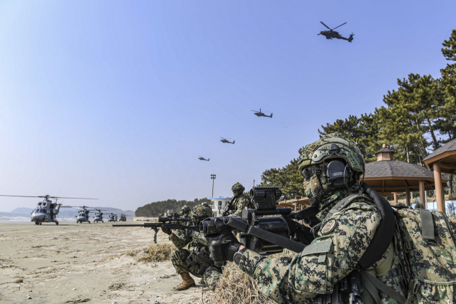 서북도서방위사령부는 15일 백령도와 연평도 일대에서 서북도서 증원훈련을 실시했다. 해병대 상륙기동헬기(MUH-1),공격헬기(AH-64), 기동헬기(CH-47)이 백령도 일대에 착륙한 후 대원들이 경계를 하고 있다. 사진 제공=해병대사령부