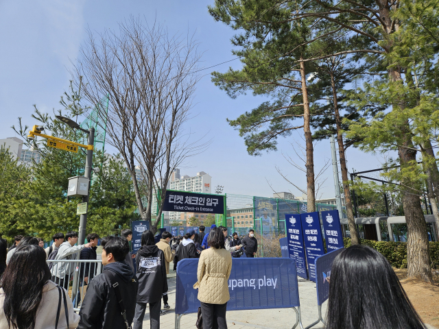 17일 서울 구로구 고척 스카이돔에서 열린 미국프로야구(MLB) 공식 개막전 서울 시리즈 LA 다저스 대 키움 히어로즈 경기를 찾은 관람객들이 입장을 위해 줄을 길게 서 있다. 박민주 기자