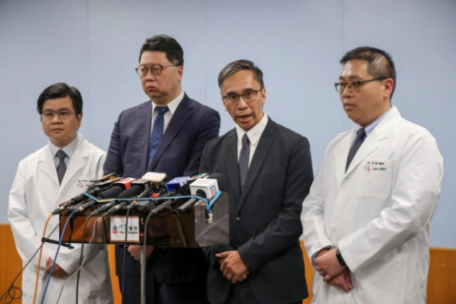홍콩 위안랑구의 한 공립병원 관계자들이 의료사고에 대해 사과하고 있다. 연합뉴스
