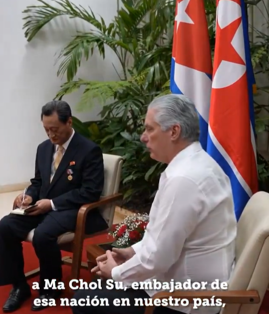 디아스카넬 쿠바 대통령(오른쪽)과 대화하는 마철수 북한 대사. 사진=디아스카넬 쿠바 대통령 X 캡처.