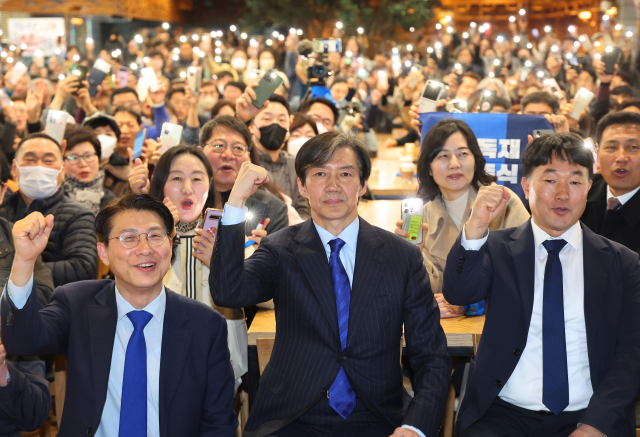 조국 조국혁신당 조국 대표가 17일 오후 인천 남동구 샤펠드미앙에서 열린 조국혁신당 인천시당 창당발기인대회에서 구호를 외치고 있다. 연합뉴스