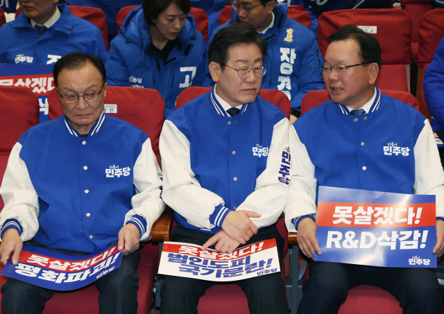 이재명(가운데) 더불어민주당 대표와 김부겸(오른쪽) 상임공동선거대책위원장이 17일 서울 여의도 국회 의원회관에서 열린 제22대 총선 후보자 대회에서 대화를 하고 있다. 연합뉴스