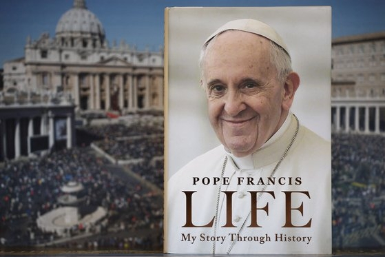 교황의 첫 회고록 ‘인생 : 역사를 통해 본 나의 이야기’. 로이터 연합뉴스