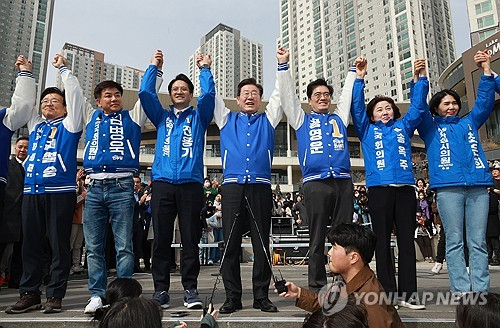 이재명(가운데) 더불어민주당 대표가 17일 오후 경기 화성시 동탄호수공원에서 화성 지역 후보들과 함께 지지자들에게 인사하고 있다. 연합뉴스