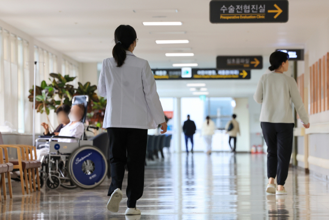 17일 서울 시내 한 대학병원에서 의료 관계자가 이동하고 있다. 연합뉴스