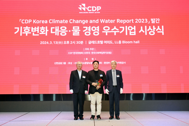 2023 CDP 코리아 어워즈에서 장지인(오른쪽) CDP 한국위원회 위원장, 양춘승 CDP 한국위원회 부위원장, 이경필(가운데) 현대로템 경영기획실장 수상 후 기념촬영을 하고 있다. 사진제공=현대로템