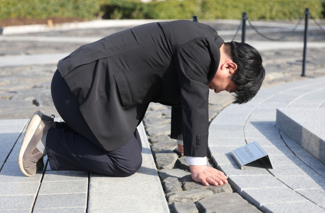 더불어민주당 양문석 경기 안산갑 후보가 18일 오전 경남 김해시 진영읍 봉하마을 노무현 전 대통령 묘역을 참배하고 있다. 연합뉴스