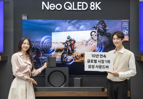 삼성전자 모델이 2024년형 사운드바 'HW-Q990D'와 2024년형 Neo QLED 8K 제품을 소개하고 있다. 사진제공=삼성전자