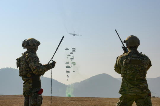 공군 공정통제사(CCT)들이 대량화물 투하훈련에서 C-130 수송기를 정확한 화물투하 지점으로 유도하고 있다. 사진 제공=공군